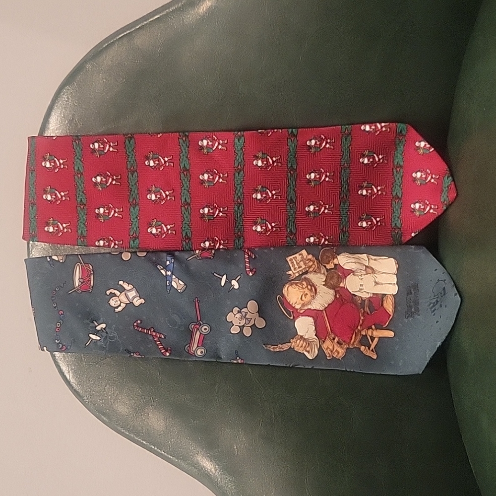 Set of 2 Santa tied